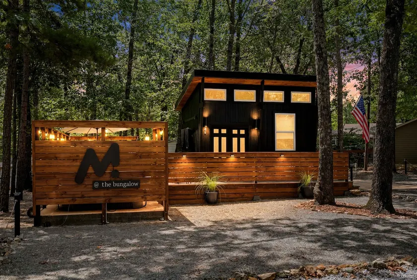 M at the bungalow:Hot Tub, Fire Pit & Private Deck - Image 1