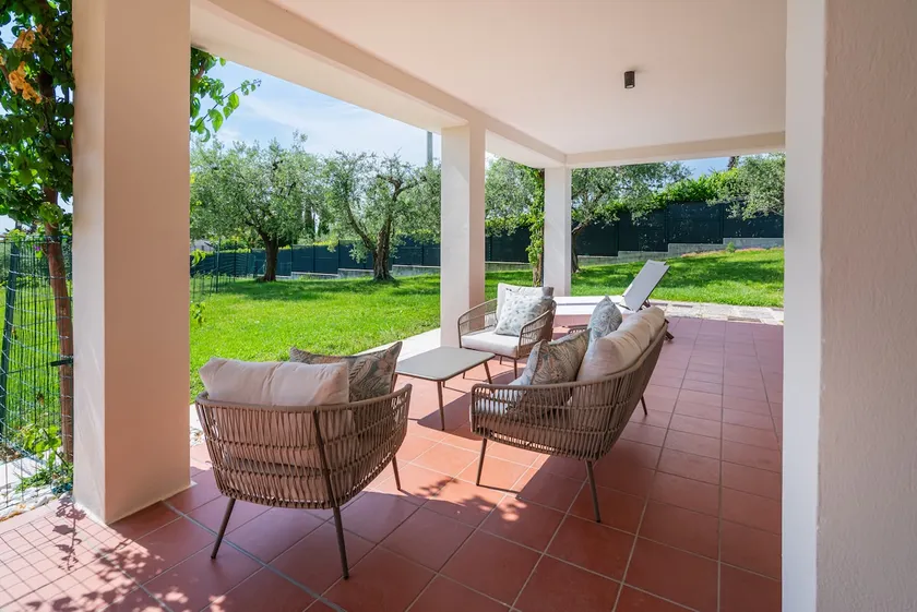 Apt x 4, free park, Wi-Fi, lake & olive grove view - Image 1