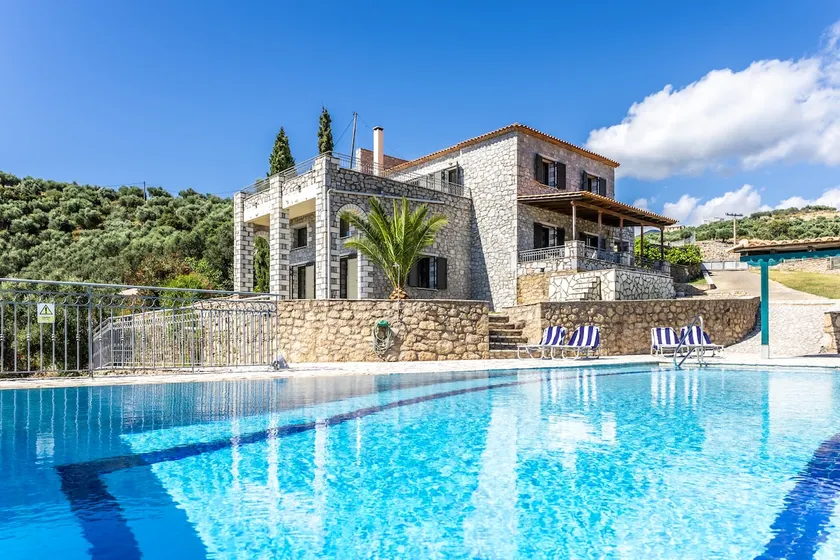 Entire 6 Bed Ensuite Villa - Infinity Pool - Image 1