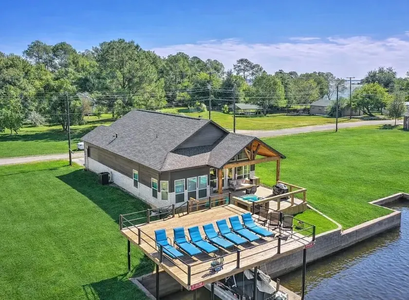 Waterfront 3BR Lakehouse with Hot Tub - Image 1