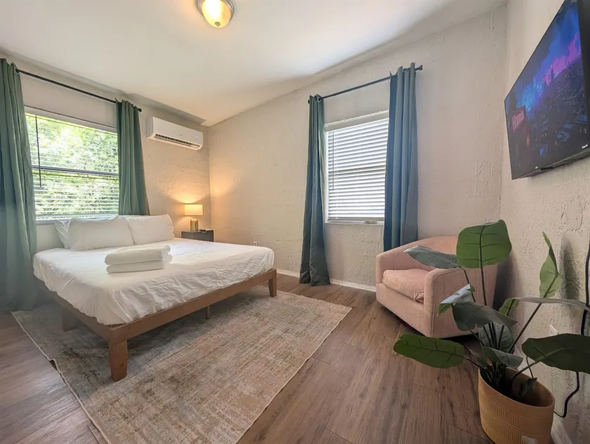 Northside Retreat Near Airport - Image 1