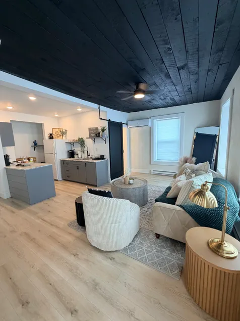 Downtown Apartment! 3 minutes from Jet Express! - Image 1