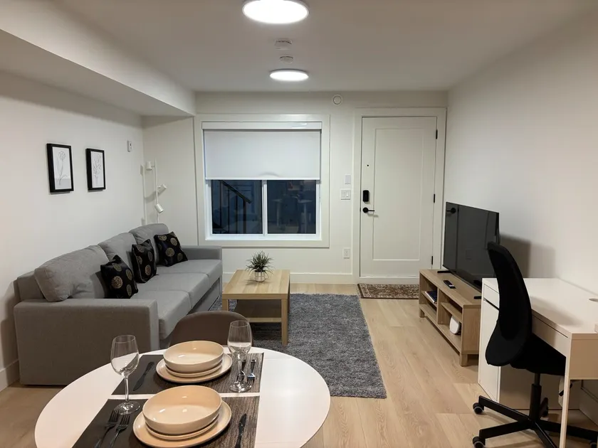 Modern, Private 1-bdrm Suite in premium location. - Image 1