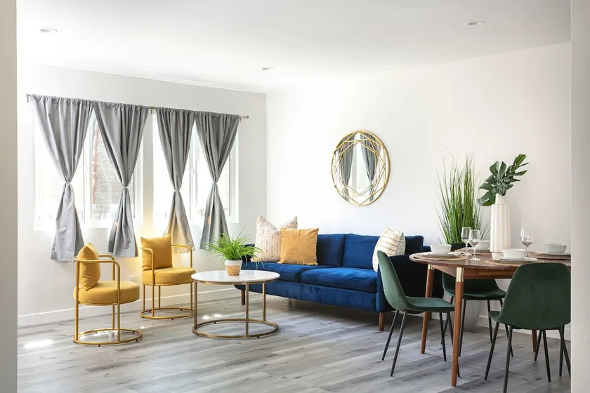 Sleek 2BR Apartment in Prime Location w/ Parking - Image 1