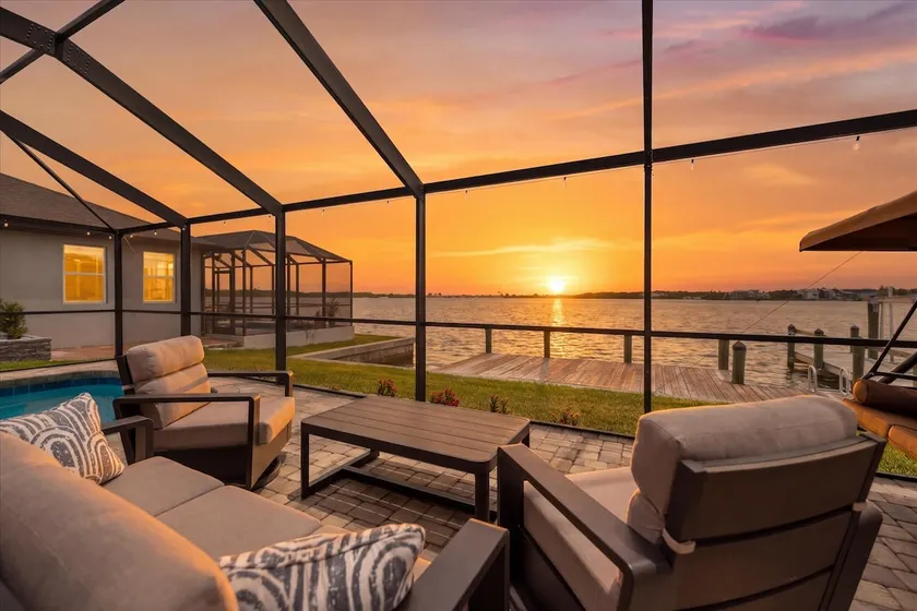 Fin & Claw at the Dock, Waterfront Luxury Retreat - Image 1