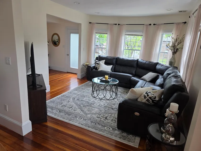 2StoryApt South of Boston Spacious and Convenient - Image 1