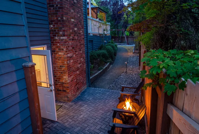 New Bellevue Hillside Stay | Top Location, Views - Image 1