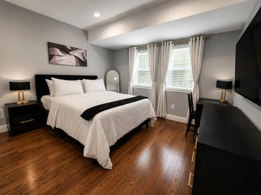 4BR Duplex | 15 Min to NYC | Near MetLife - Image 1