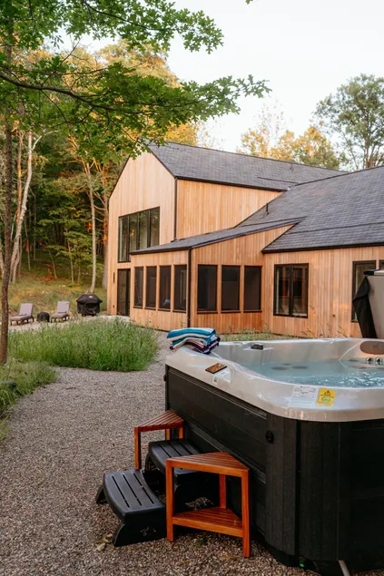 NEW Luxury Lakefront, Hot Tub, Beach & fishing and fireplace - Image 1