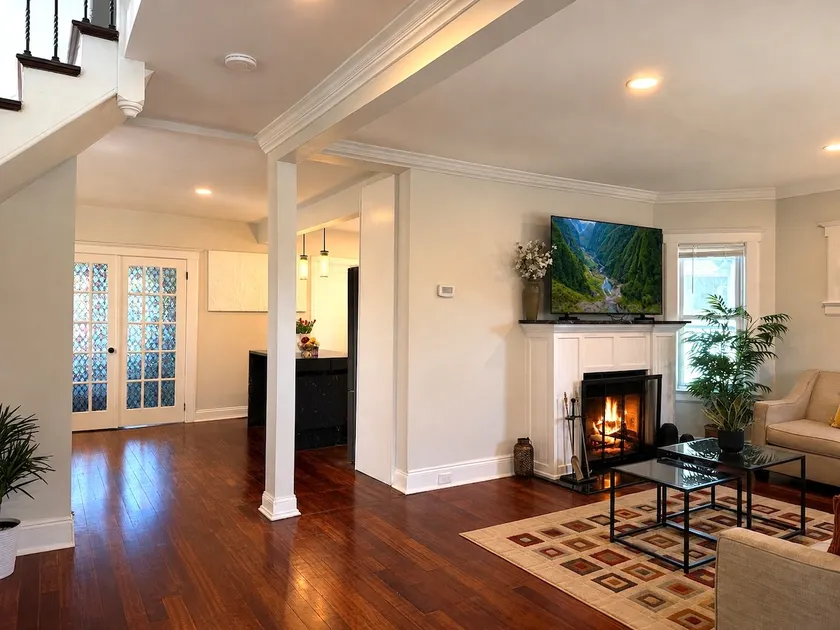 Modern 5BR 3 Full Bath, Fits 10 guests near NYC - Image 1