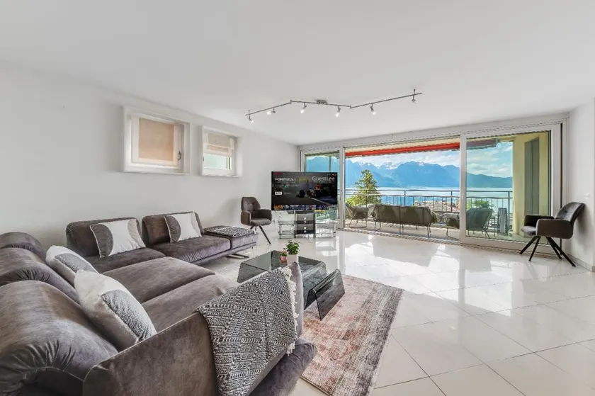 Spacious 3BR Lakeview Apartment with Terrace by GuestLee - Image 1