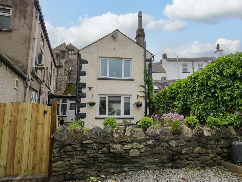 Courtyard Cottage - Image 1