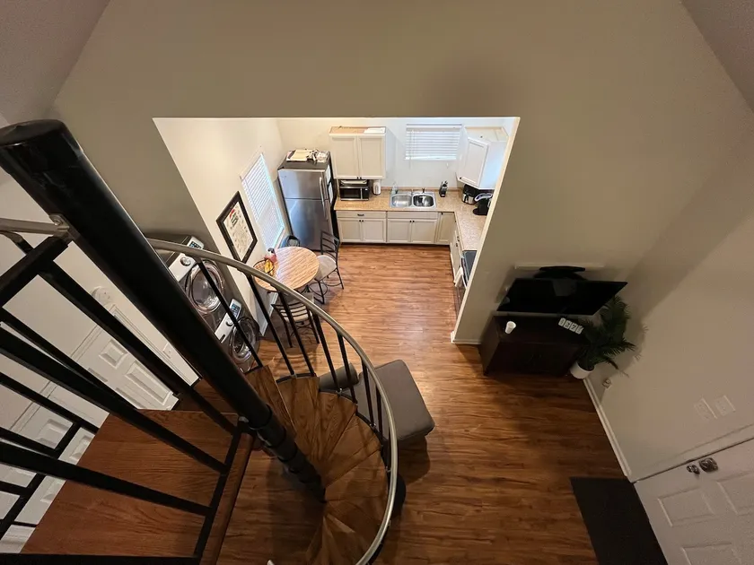 Hillcrest Loft Apartment - Image 1