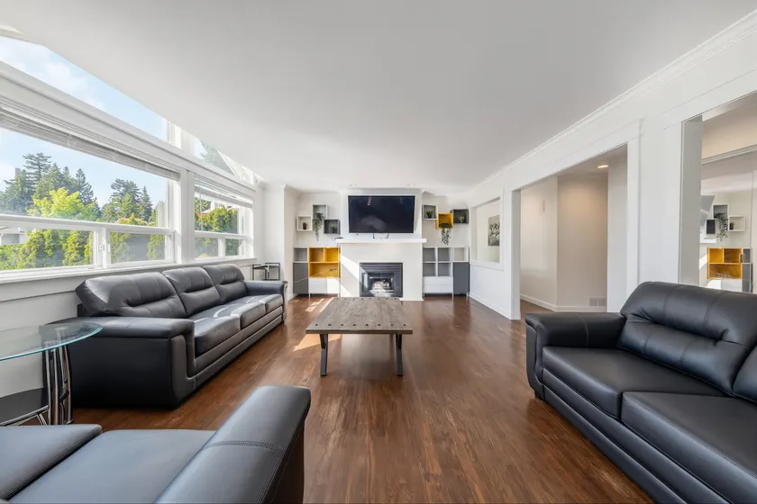 Spacious 5BR Family Home in North Delta, BC - Image 1
