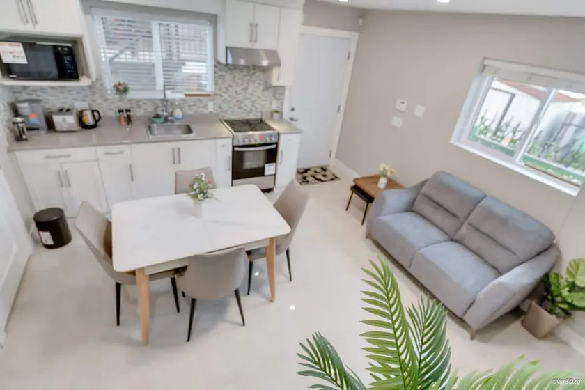 Quiet 2BR Suits in Vancouver with Private Entry - Image 1