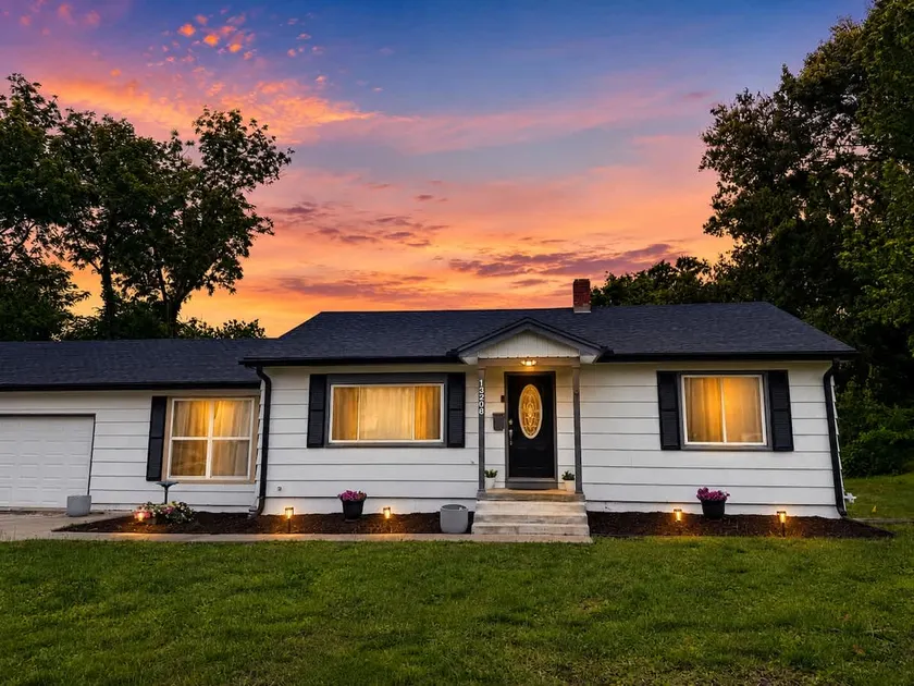 The Willow | Quiet Stay Near Kansas City - Image 1