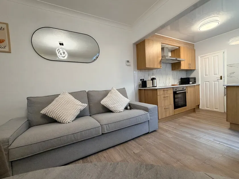 Entire 3 Bedroom House, 2 Mins from Watford FC - Image 1