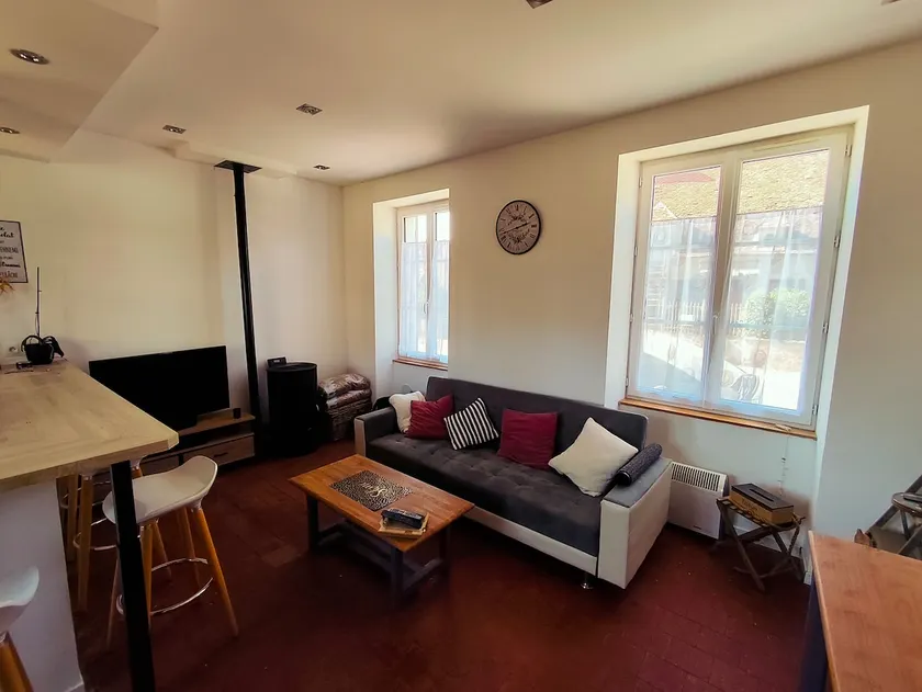 Small house with private courtyard - Image 1