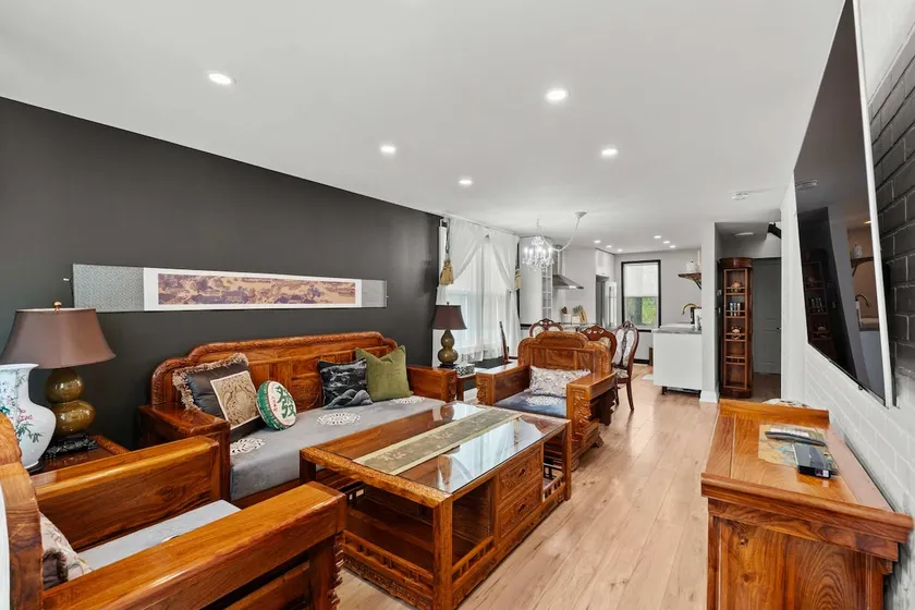 The Jade Loft Near Clifton Hill | Soaker Tub 3 Bed - Image 1