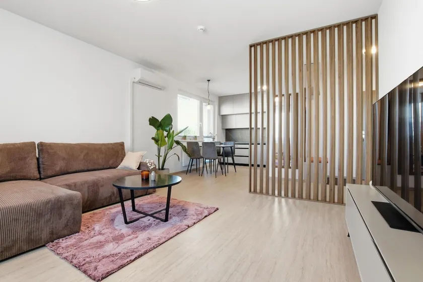 Modern Apartment near Airport w/ Parking - Image 1