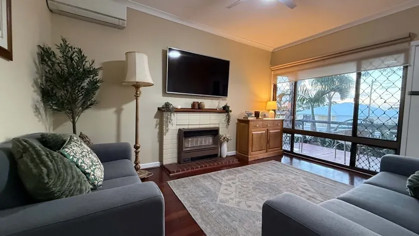 Cosy Mid-Century Cooby Cottage- Pet friendly - Image 1