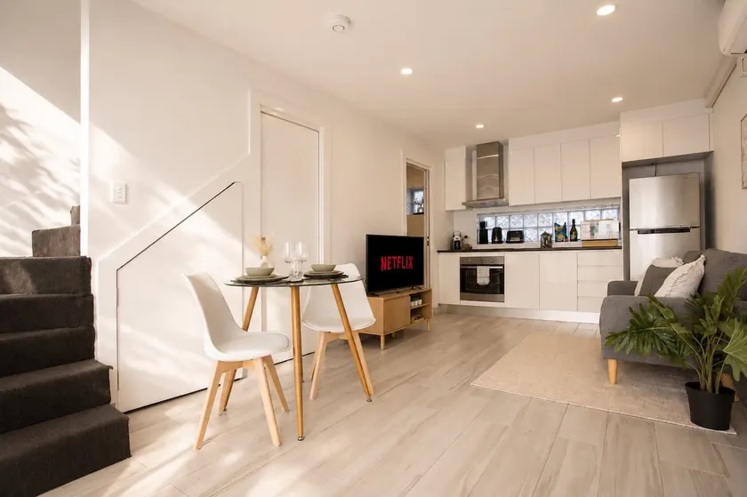 The Loft - Modern 1BR Glebe, Near CBD & Sydney Uni - Walk to Markets - Image 1