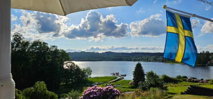 Cozy lakeside cottage with swimming and fishing - Image 1
