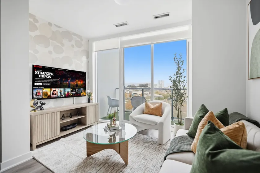 Chic 2BR Urban High-Rise Scenic City Views - Image 1