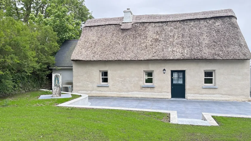 Patricks Thatch Cottage - Image 1
