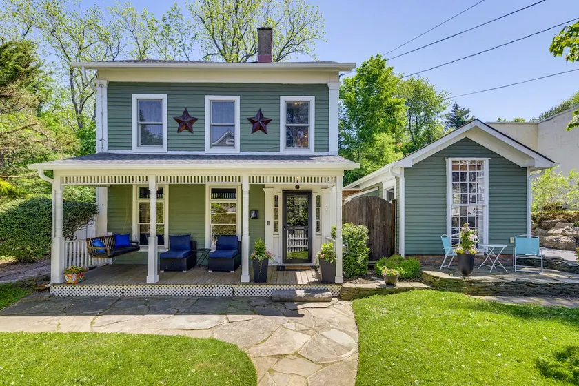 Main St Retreat! 1895 Farmhouse in Port Jefferson - Image 1