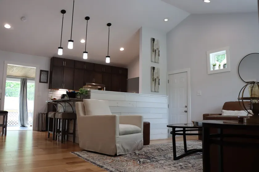 NEW Modern Comfort, I-70, Wifi, Work, Family Hub - Image 1