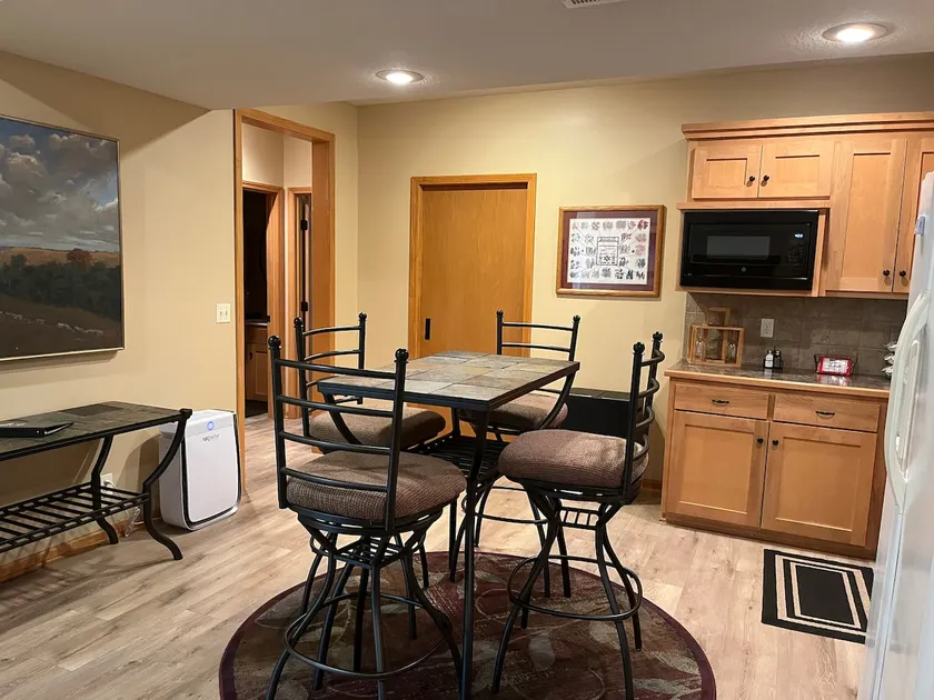 Spacious Guest Suite in Quiet Neighborhood - Image 1