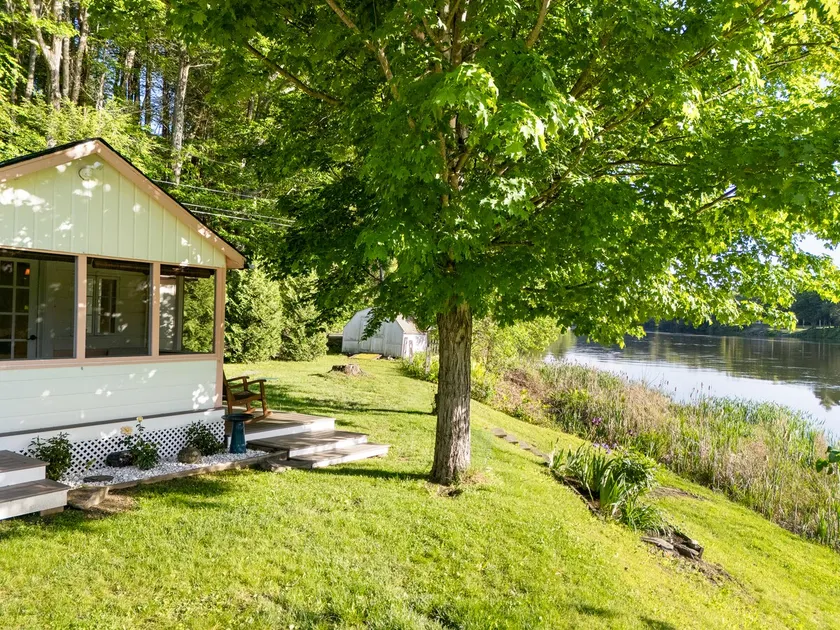 Charming Waterfront Cottage w/ Dock & River Views - Image 1