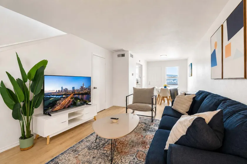 Spacious 2BR King Suite w Gym&Pool close to DT - Image 1