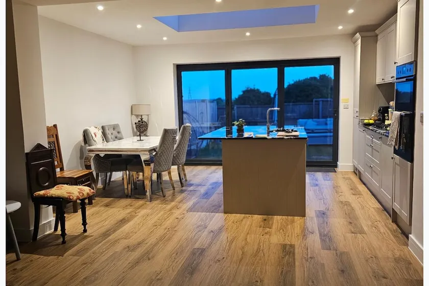Modern newly built 5 bedroom detached property - Image 1
