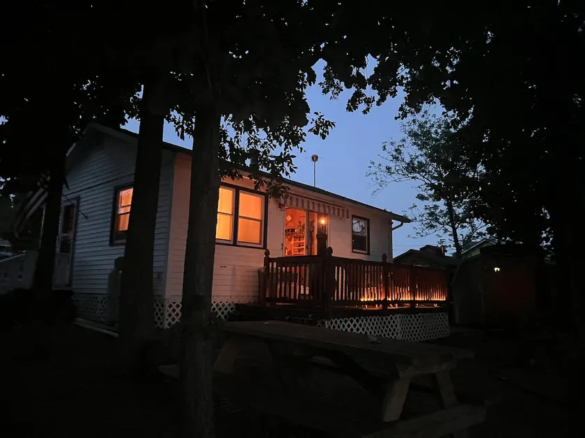 Lake Cottage with an amazing sunsets - Image 1