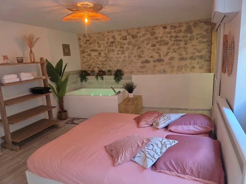 Provencal cocoon balneotherapy spa - Image 1