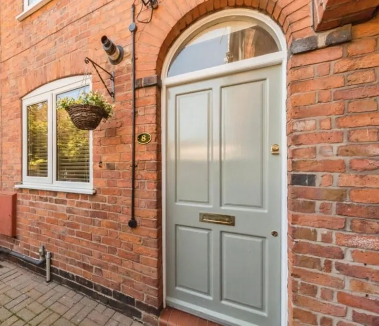 2 Bedroom Town Centre Cottage - Image 1