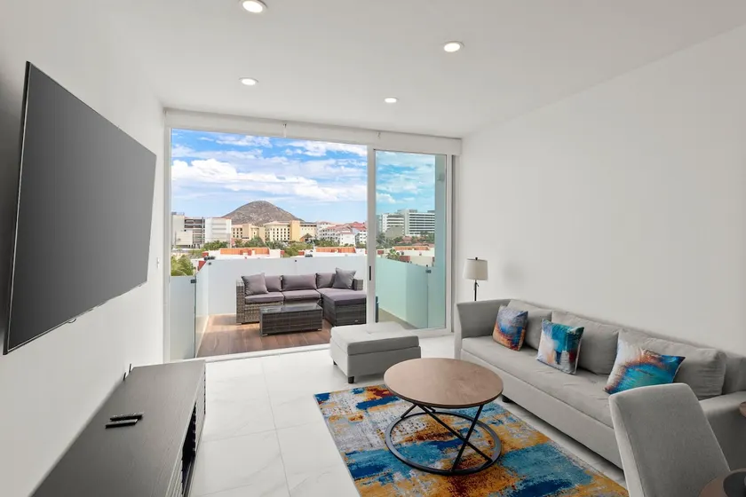 PH 2BR w/ Private Jacuzzi | Walk to Marina & Beach - Image 1