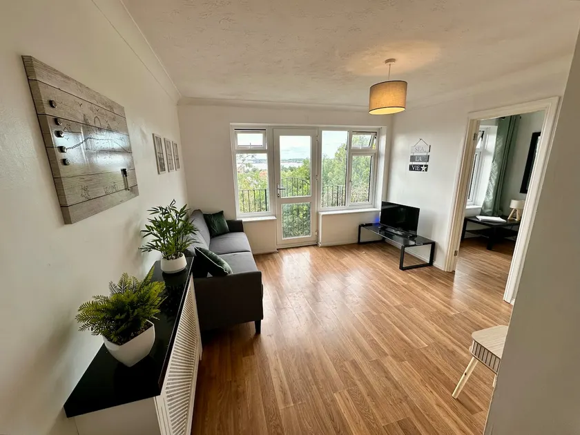 Thames View Super Flat - Image 1