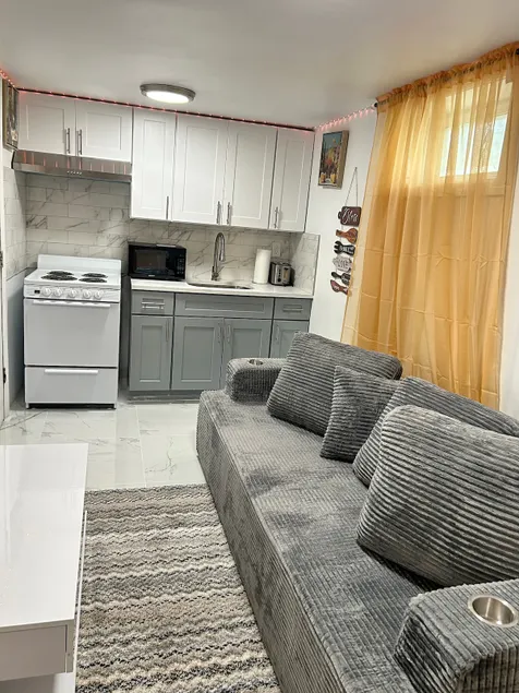 Chic Apartment Perfect for Getaways - Image 1