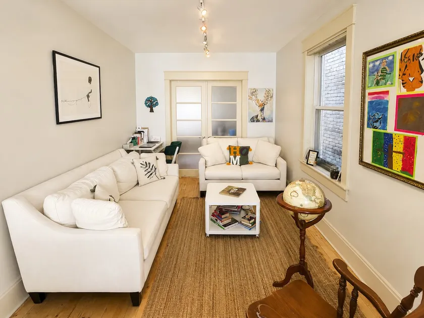 Cozy 2-Level Entire Unit in Toronto w/Parking - Image 1