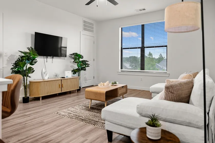 Modern & Bright 2BR/2BA Apartment - Image 1
