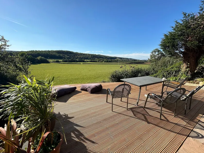 Yew Tree Lodge The Golden Valley View Retreat - Image 1