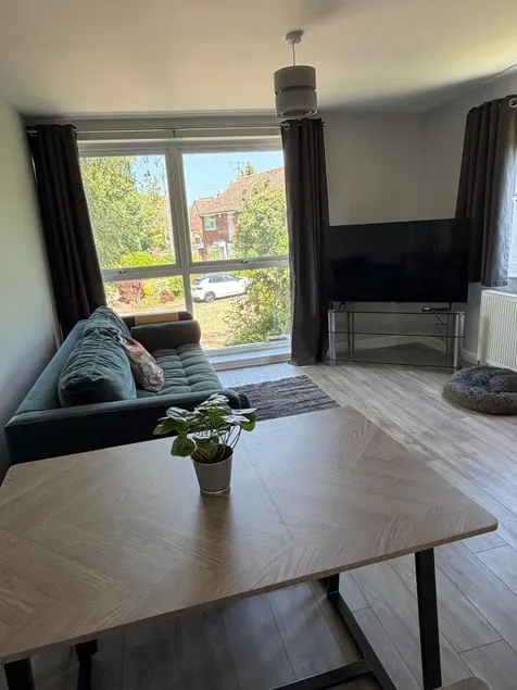 Modernised townhouse near Howbery Park - Image 1