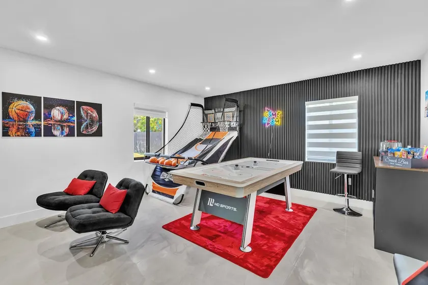 Modern Miami Retreat Game Room BBQ Patio Sleeps 10 - Image 1