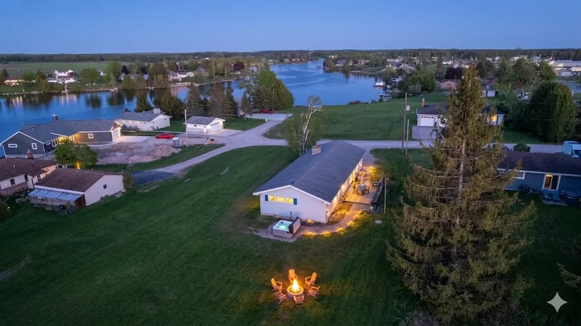 Riverfront Cottage, firepit, hot tub near Mackinac - Image 1