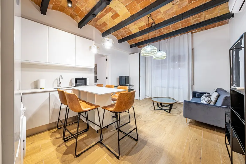 Ideal piso reformado de 4 dormitorios en Eixample - Image 1