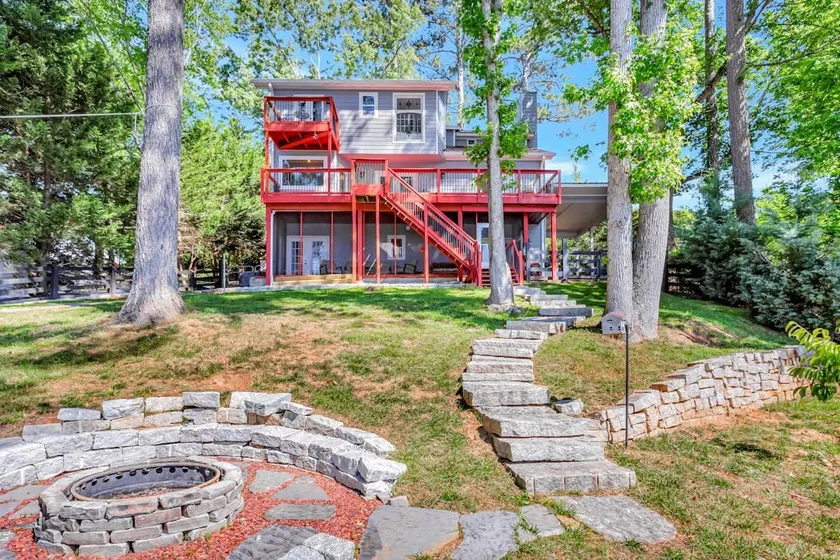 Morning Mist Lake House - Image 1