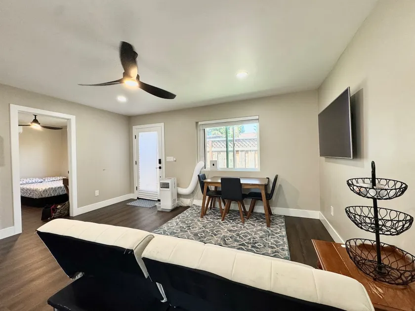 Charming Private 2BR suite w/parking - Image 1
